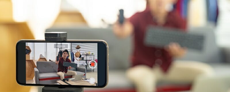 Vlogger live review IT product